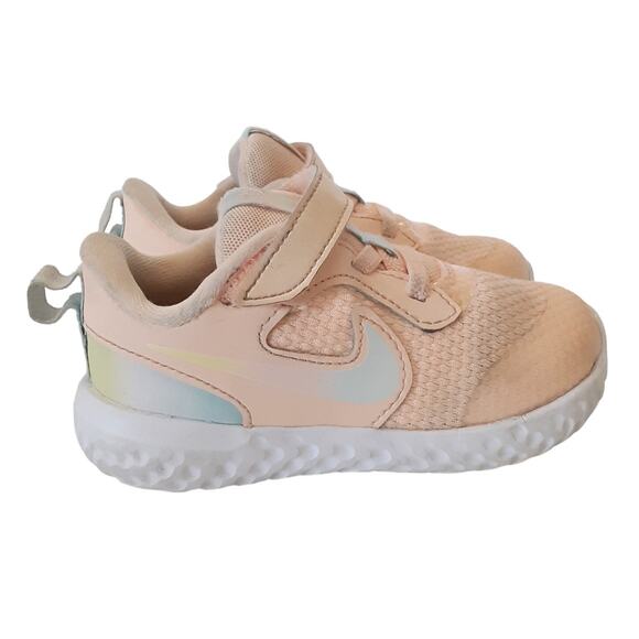 Nike Revolution 5 SE Sneakers Girls 8 Peach Pink Running Shoes Back to School - Picture 2 of 10